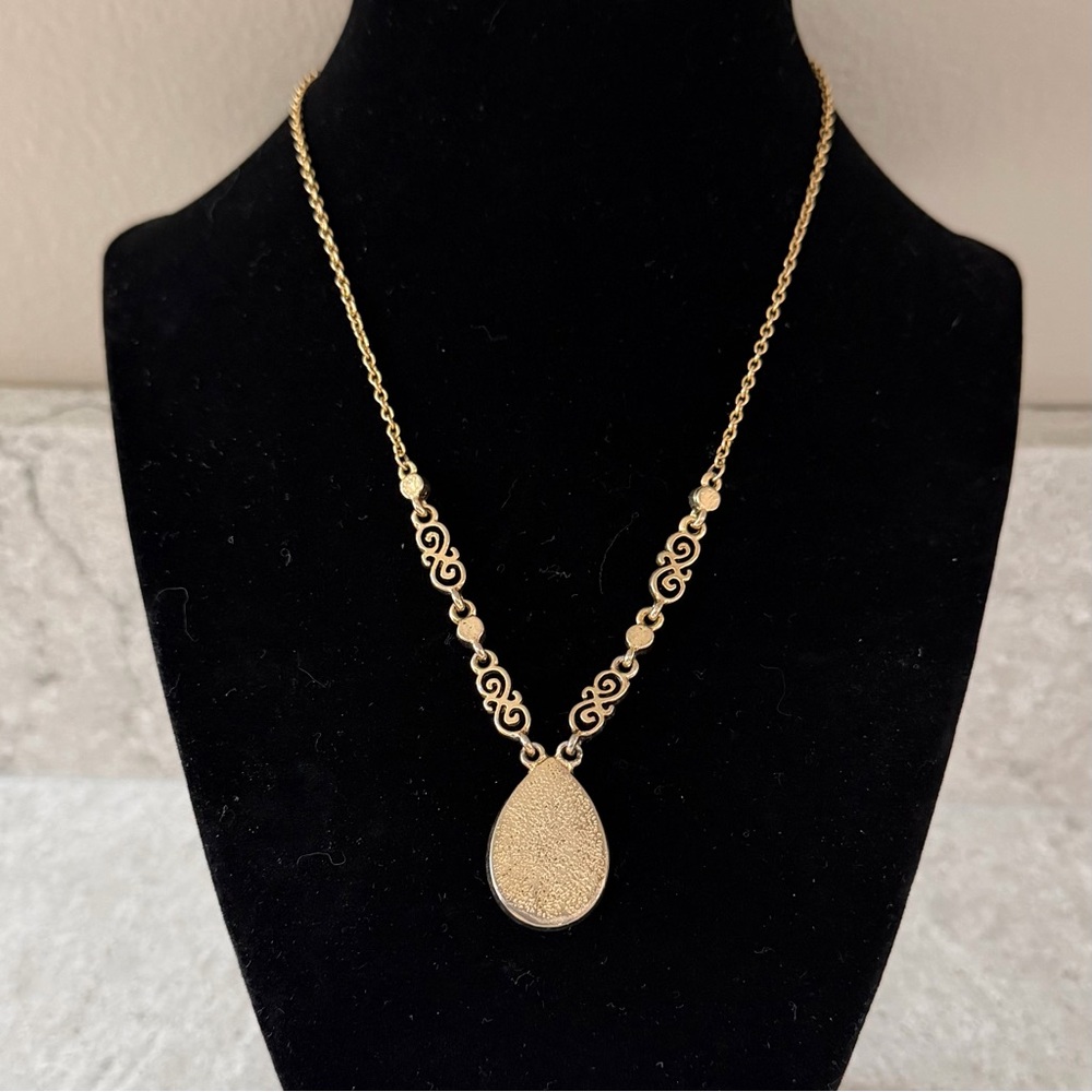 Vintage Gold-Tone Teardrop Pendant Necklace - Picture 8 of 11